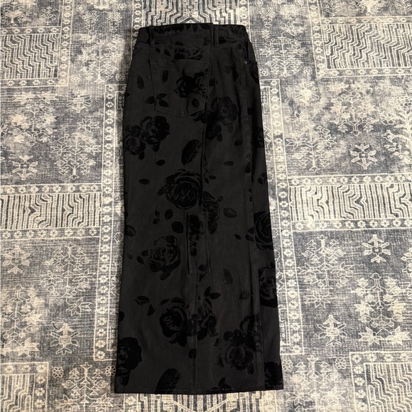 Elegant Black Floral Skirt - Picture 4 of 4